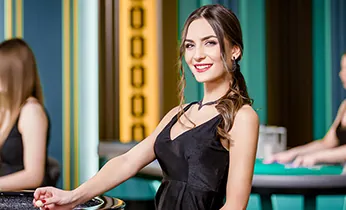 Đội tuyển eSports đang thi đấu trên sân khấu